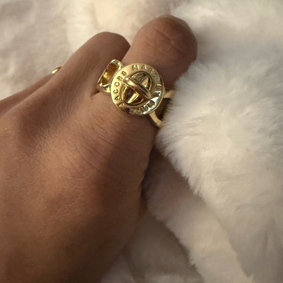 Marc by Marc Jacobs Katie Turnlock Gold-tone Ring - Picture 4 of 9